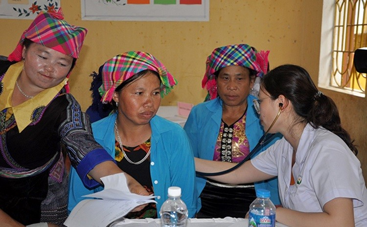 Hỏi-đáp pháp luật:​Chi đào tạo chuyên môn cho nhân viên y tế, cô đỡ thôn, bản